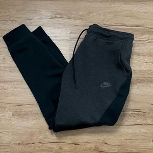 Nike tech sweats size small